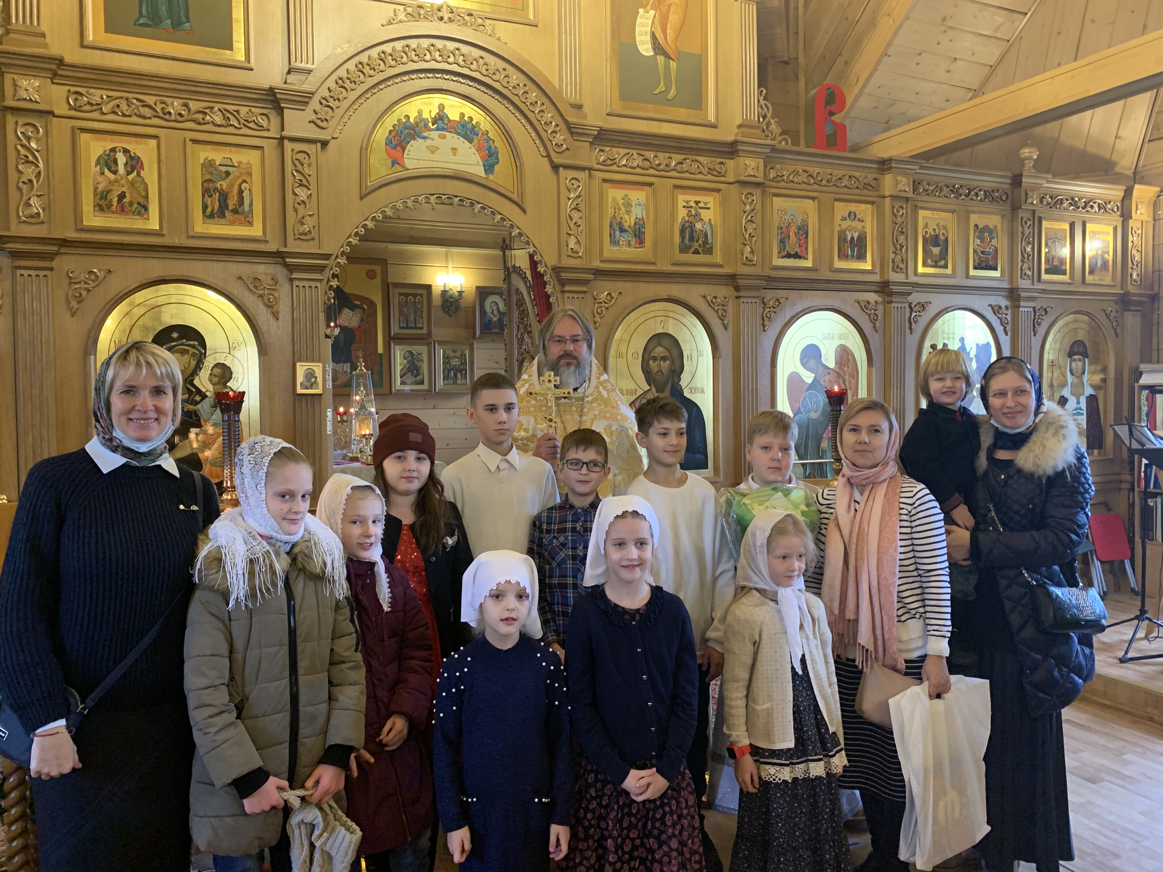 Ученики Воскресной школы поздравили отца Михаила